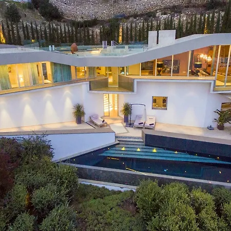 Villa Vagabunda Luxury 6 Bedroom For Rent *