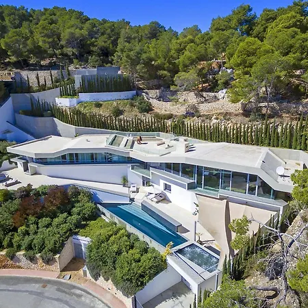 Vagabunda Luxury 6 Bedroom For Rent *